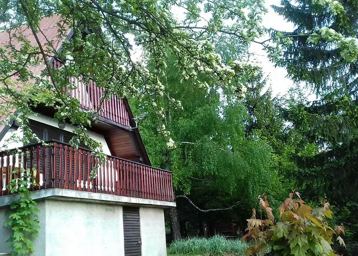 Holiday House Nature